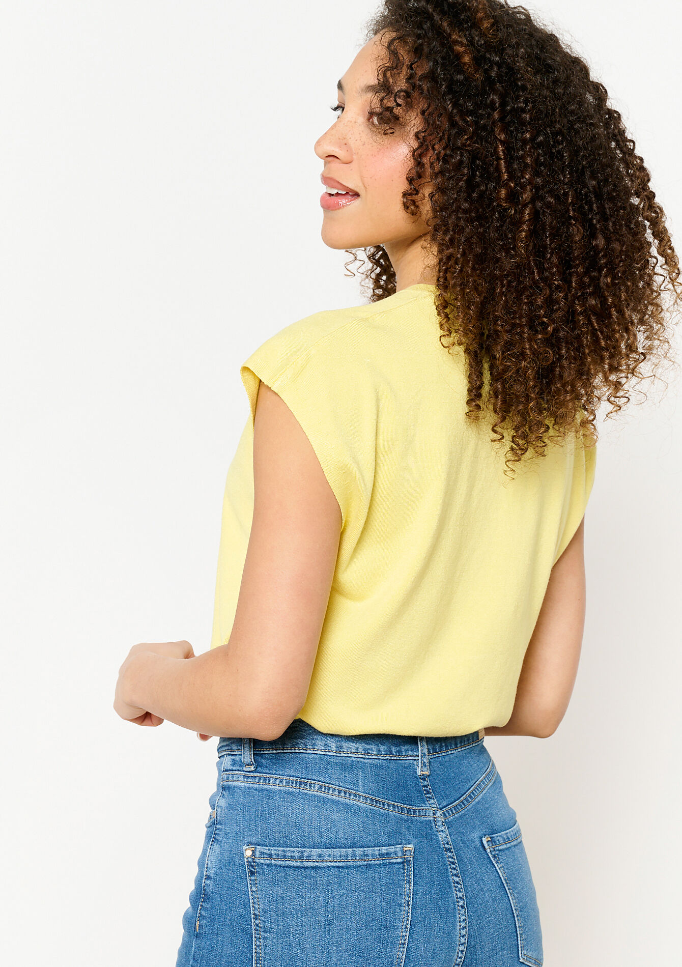 Lichte mouwloze trui - YELLOW PASTEL - 04006777_5004