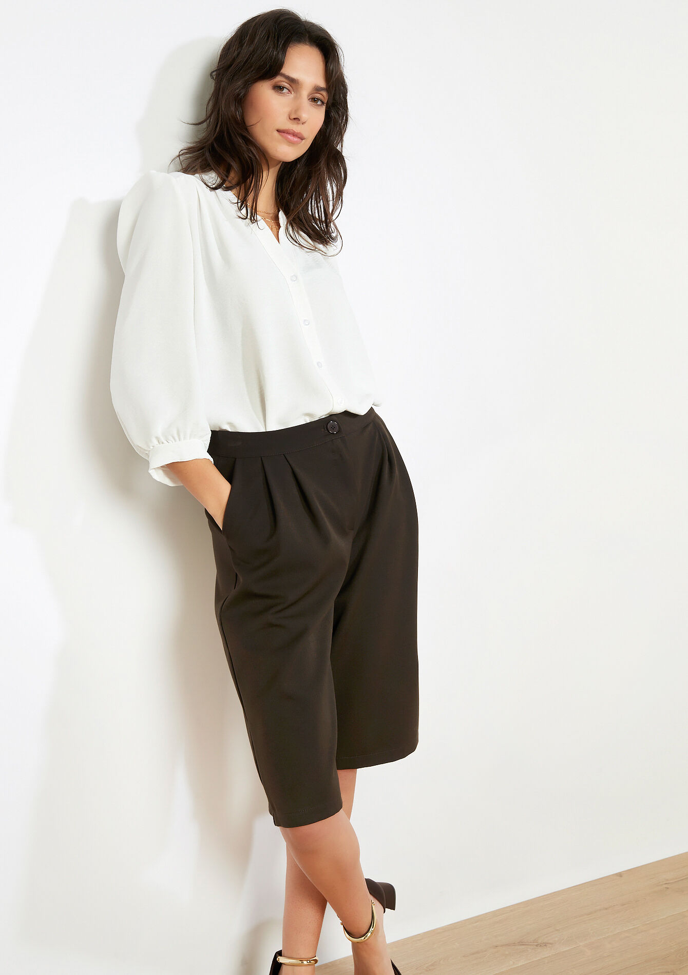 Soepele bermuda met plooien - BROWN DARK CHOCOLATE - 06100796_3720