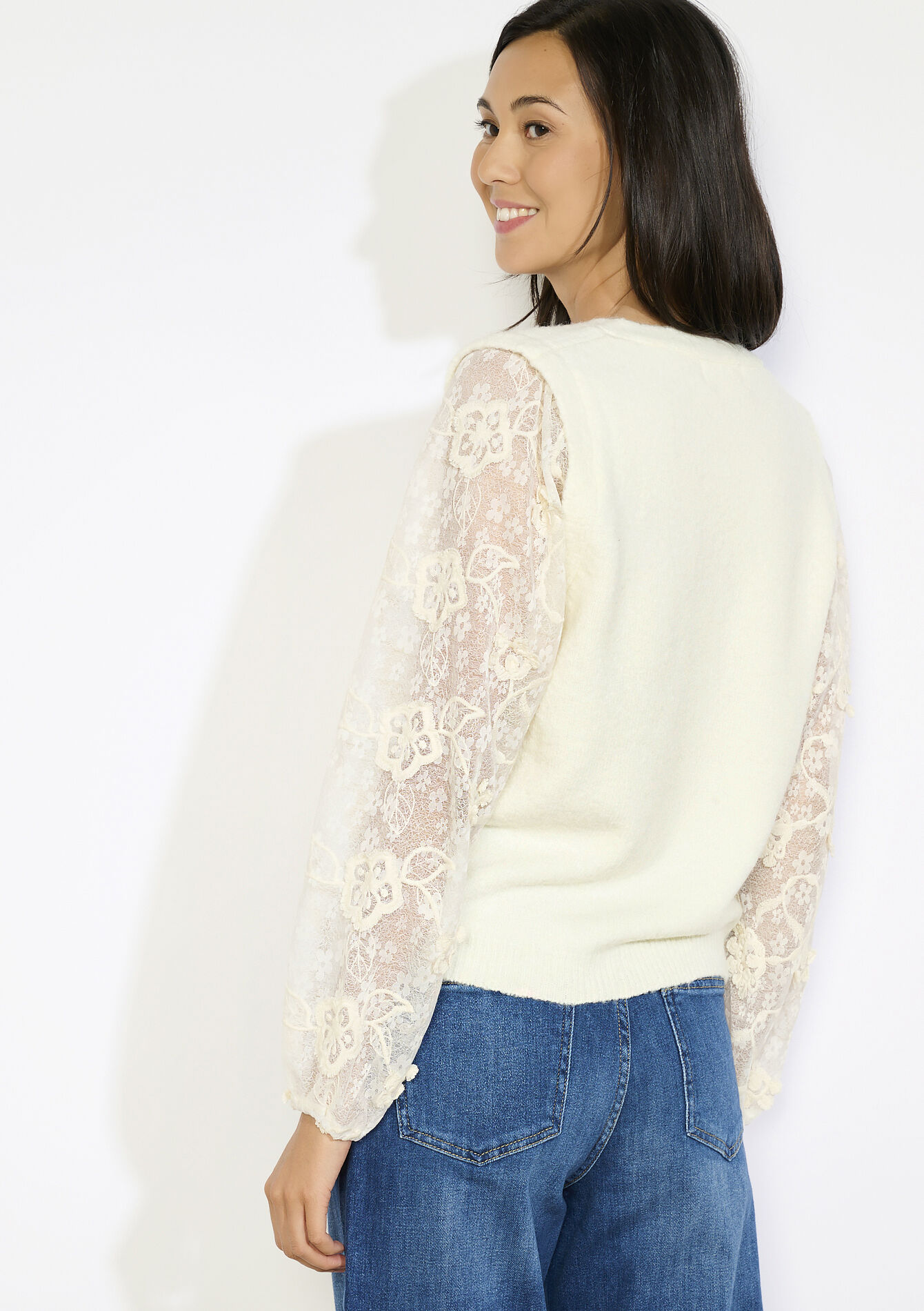 V-hals trui met kanten mouwen - VANILLA WHITE - 04006976_1013