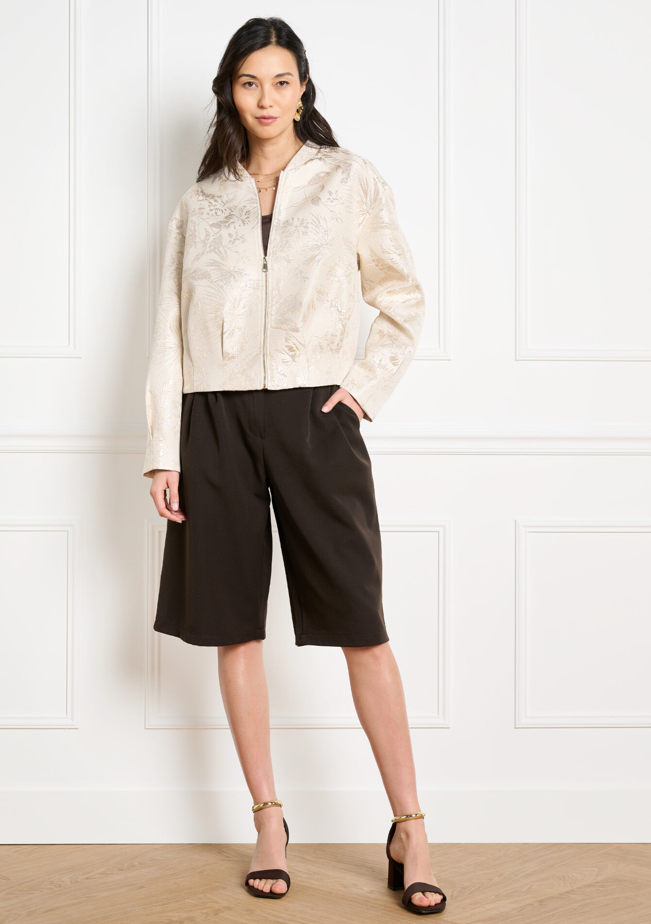 Soepele bermuda met plooien - BROWN DARK CHOCOLATE - 06100796_3720