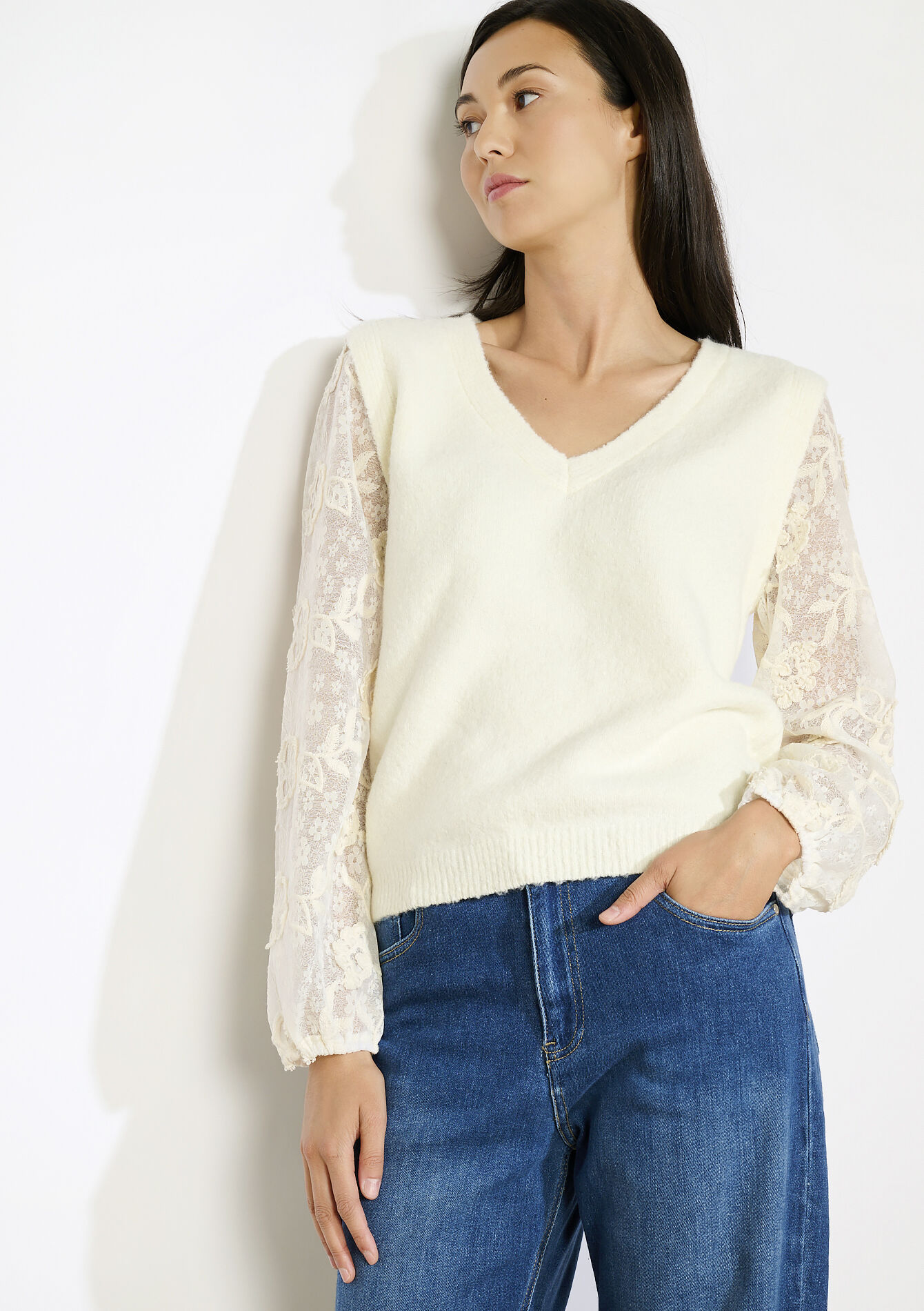 V-hals trui met kanten mouwen - VANILLA WHITE - 04006976_1013