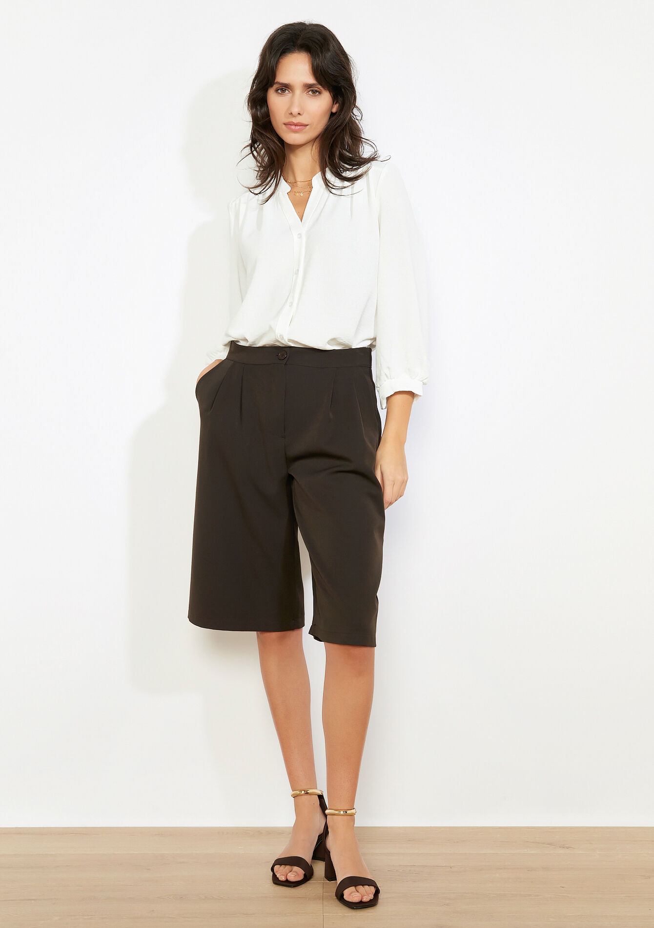 Soepele bermuda met plooien - BROWN DARK CHOCOLATE - 06100796_3720